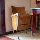 Ci facciamo un giro. Mario ci mostra una poltroncina in legno, unica superstite delle 800 che un tempo accoglievano gli spettatori nel cinema...